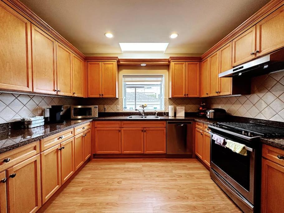 Super Cosy 8Bed & 6Bath In Vancouver Heart Near To Airport And Downtown Exteriör bild